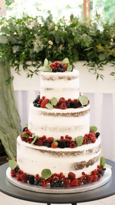 10. Tradycyjny tort weselny piętrowy