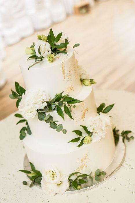 11. Tradycyjny biały tort weselny z drobinkami złota