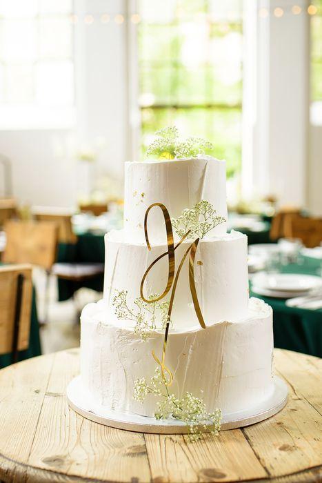 12. Tradycyjny biały tort weselny z gipsówką