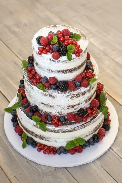 13. Tradycyjny weselny tort semi naked z owocami i miętą