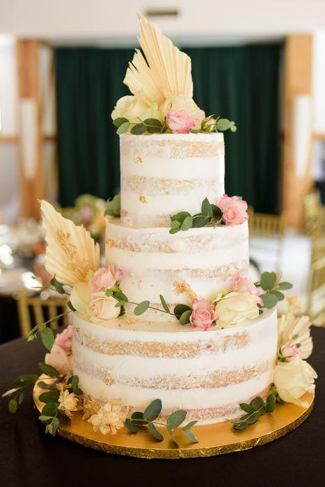 14. Tradycyjny weselny tort semi naked z boho dodatkami
