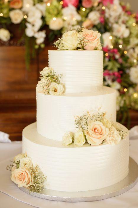 15. Tradycyjny tort weselny piętrowy z różami