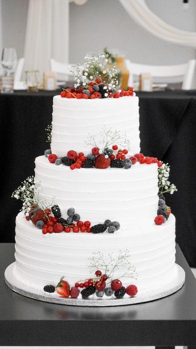 2-tradycyjny-tort-weselny-smietankowy-z-owocami