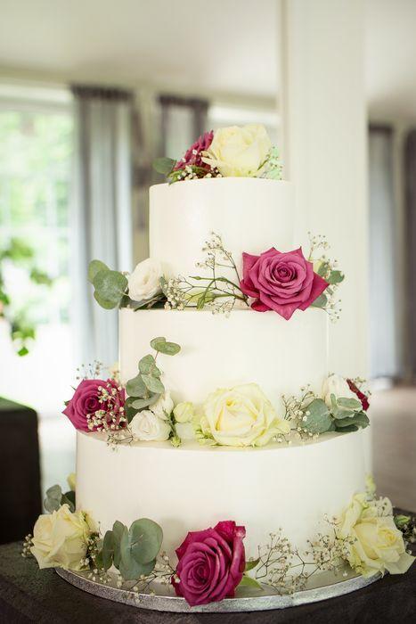 3. Tradycyjny tort weselny piętrowy