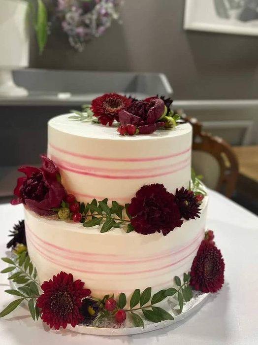 4. Tradycyjny tort weselny z żywymi kwiatami
