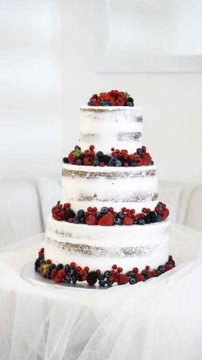 5. Tradycyjny tort weselny z owocami lasu