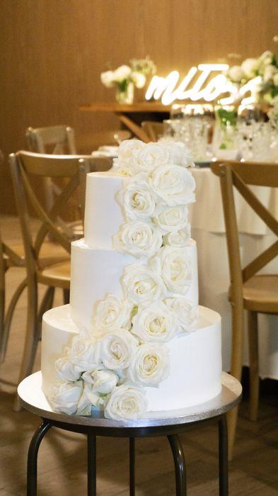 6. Tradycyjny biały tort weselny