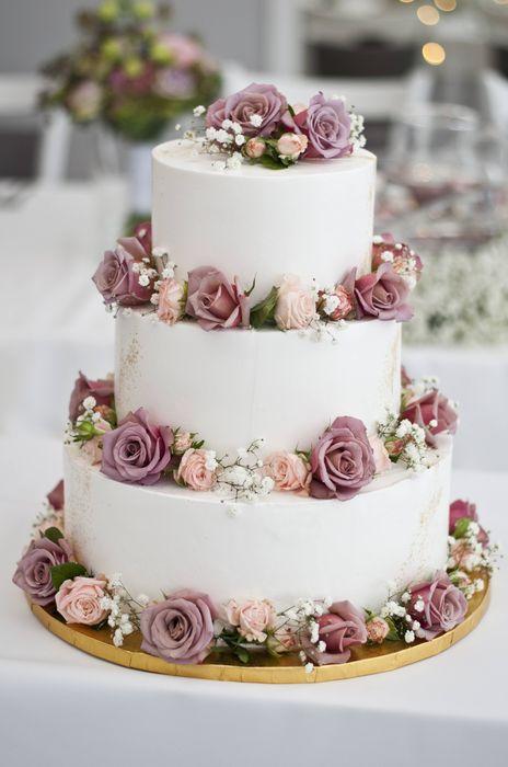 7. Tradycyjny tort weselny z różami