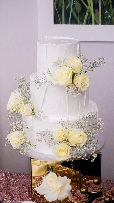 8. Tradycyjny tort weselny z budyniowymi różami