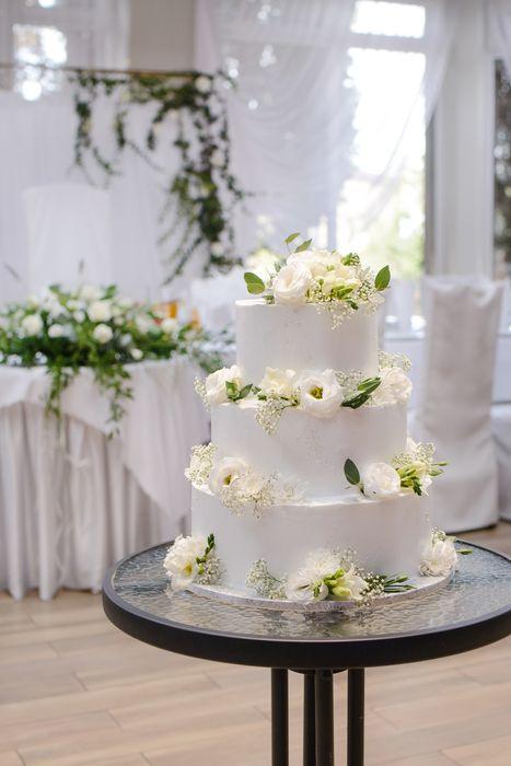 9. Tradycyjny biały tort weselny